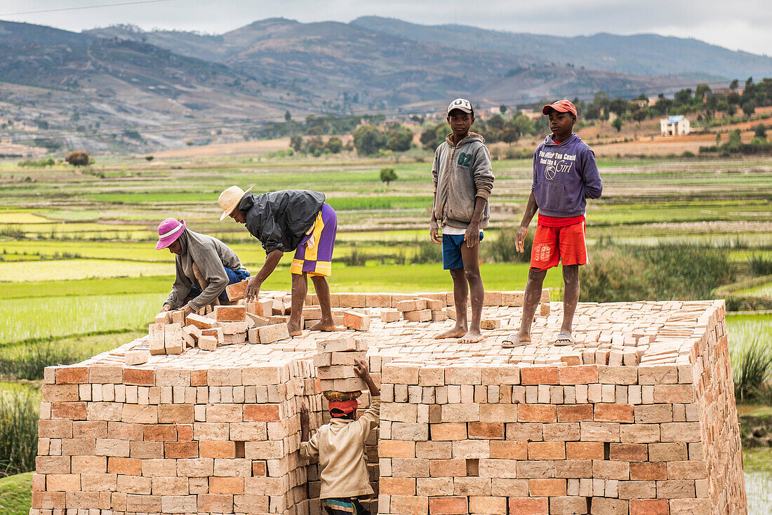 Ziegelsteinarbeiter in der Nähe von Ranomafana, Region Haute Matsiatra, Madagaskar
