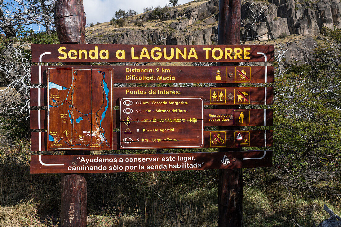 Das Parkschild für den Laguna Torre Trail im Los Glaciares National Park in der Nähe von El Chalten, Argentinien. Eine UNESCO-Welterbestätte in der Region Patagonien in Südamerika.