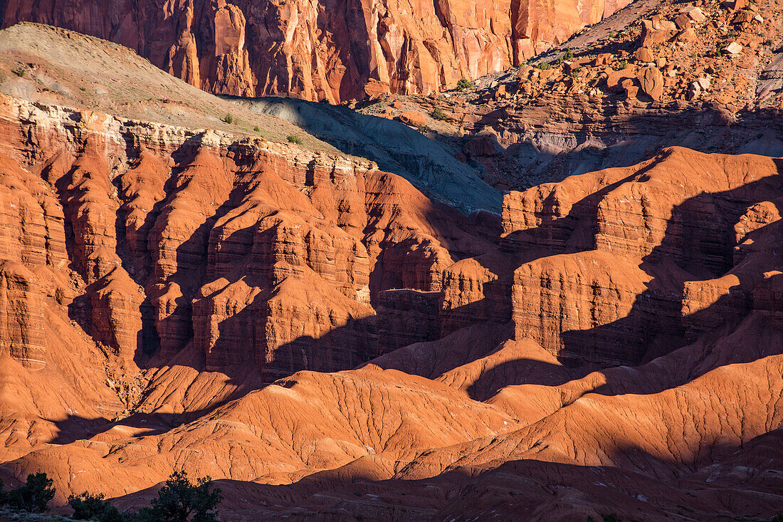 Die farbenfrohen erodierten Formationen der Mumienklippe am Panorama Point im Capitol Reef National Park in Utah.