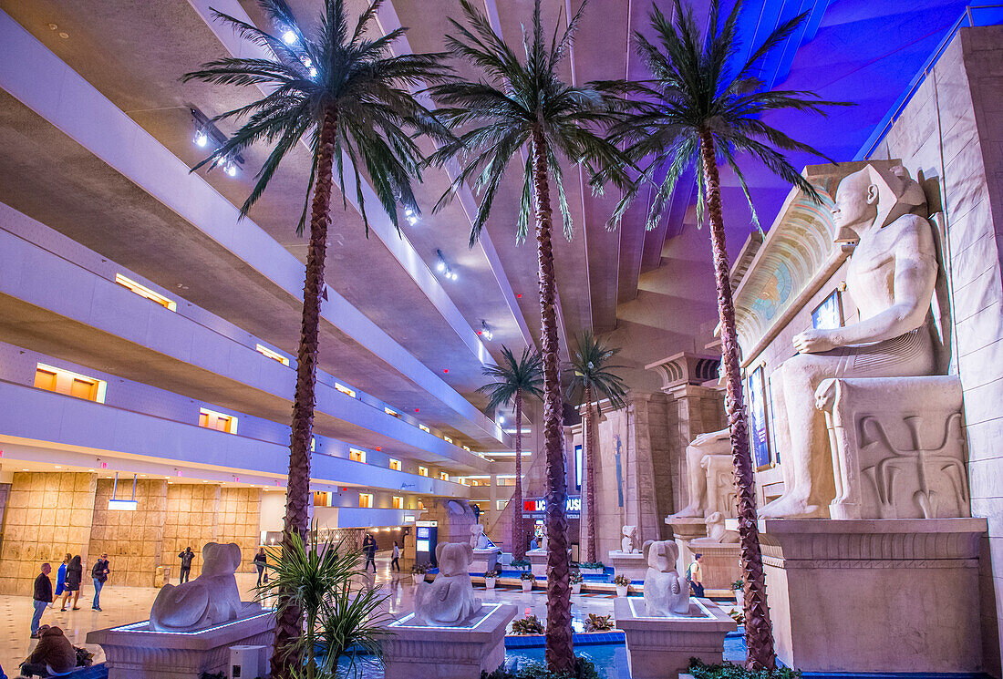 Das Luxor Hotel und Kasino auf dem Las Vegas Strip verfügt über insgesamt 4.400 Zimmer, die sich an den Innenwänden eines pyramidenartigen Turms befinden
