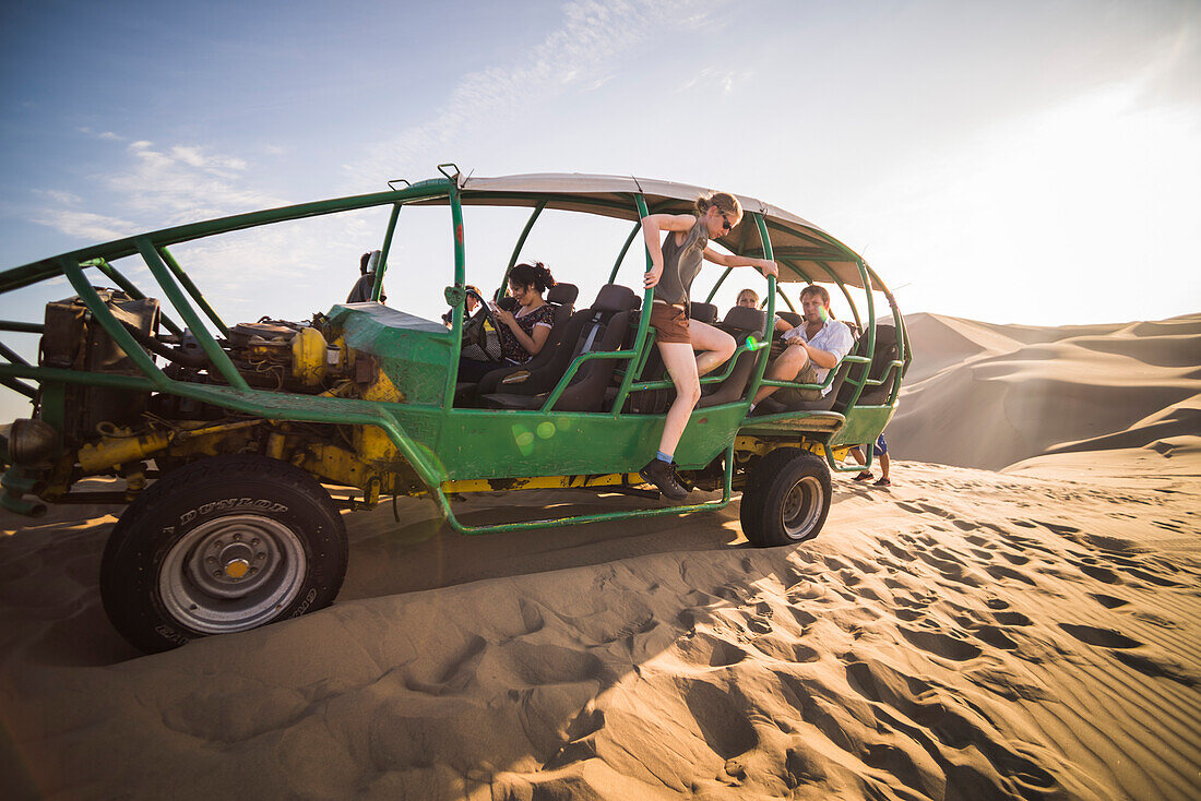 Dünenbuggyfahren in den Sanddünen der Wüste von Huacachina, Region Ica, Peru