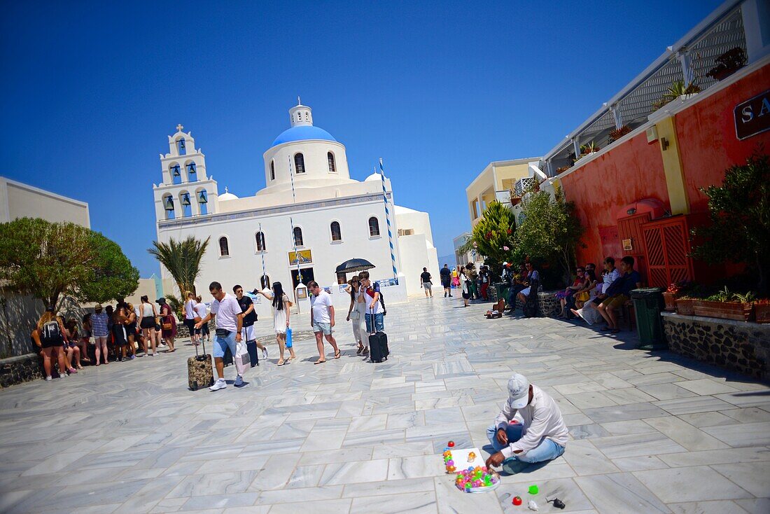 Hauptplatz von Oia, auch bekannt als Nicolaou-Nomikou-Platz, mit der griechisch-orthodoxen Kirche Panagia von Platsiani, Santorin.