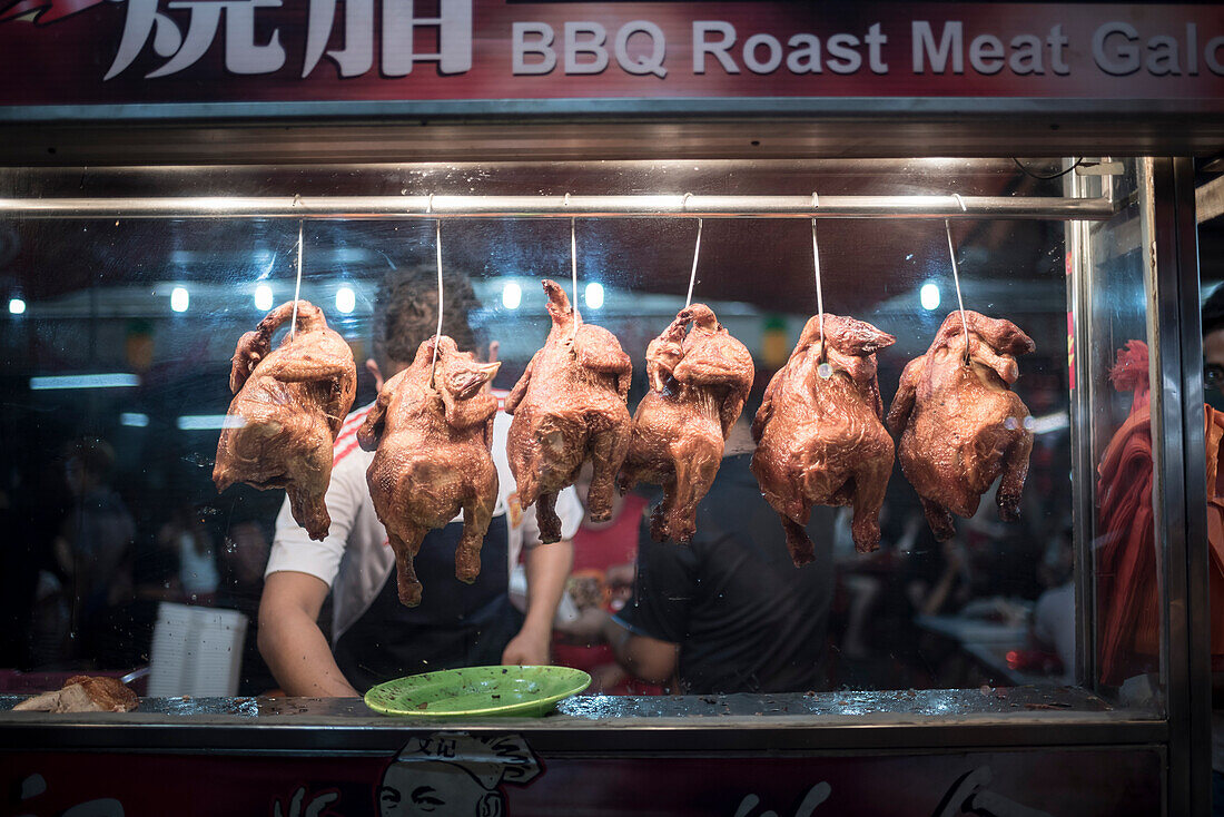 Straßenessen in Chinatown bei Nacht, Kuala Lumpur, Malaysia