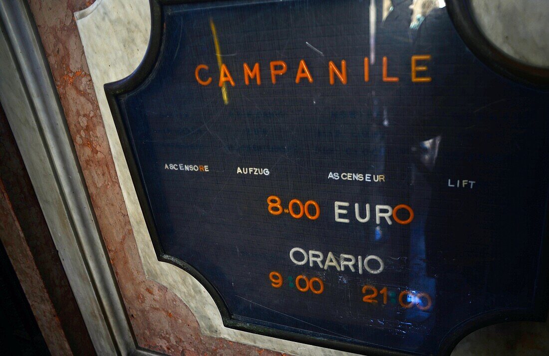 Preis- und Fahrplanschild am Campanile di San Marco (Glockenturm des Markusdoms) auf dem Markusplatz, Venedig, Italien