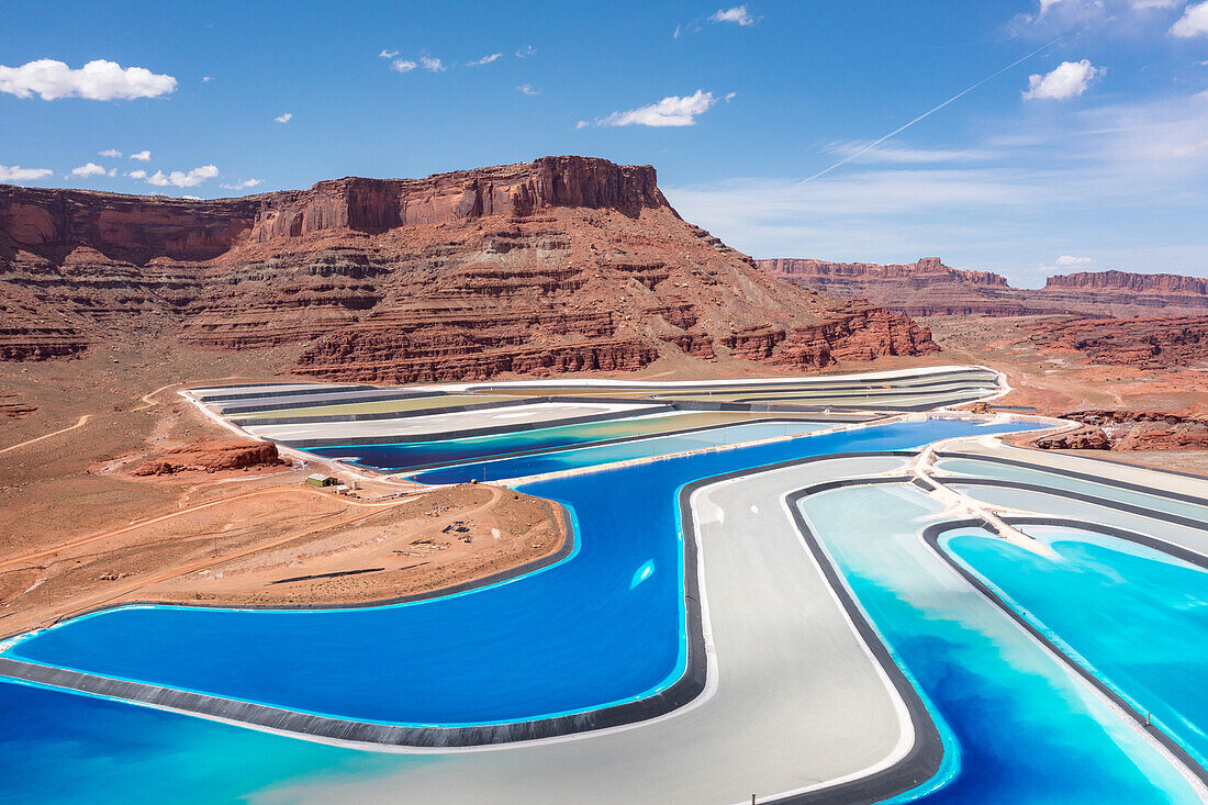 Verdunstungsteiche in einer Kali-Mine, in der Kali im Lösungsbergbau in der Nähe von Moab, Utah, gewonnen wird. Um die Verdunstung zu beschleunigen, wird blauer Farbstoff hinzugefügt.