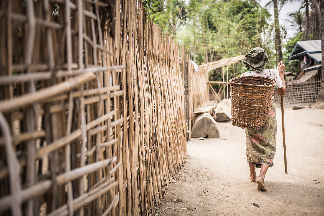 Tätowierte Frau in einem Dorf des Chin-Stammes, Chin State, Myanmar (Burma)