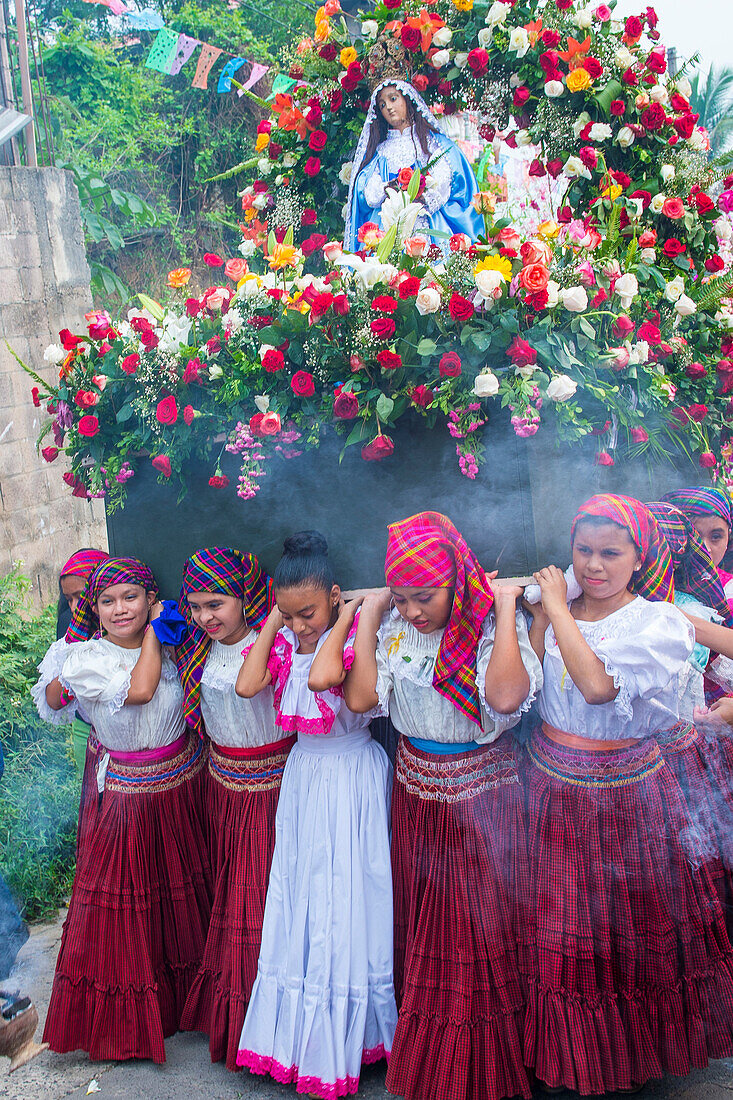 Salvadorianer nehmen an der Prozession des Blumen- und Palmenfestes in Panchimalco, El Salvador, teil.