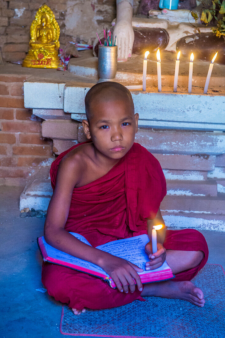Mönchsnovize in Bagan, Myanmar