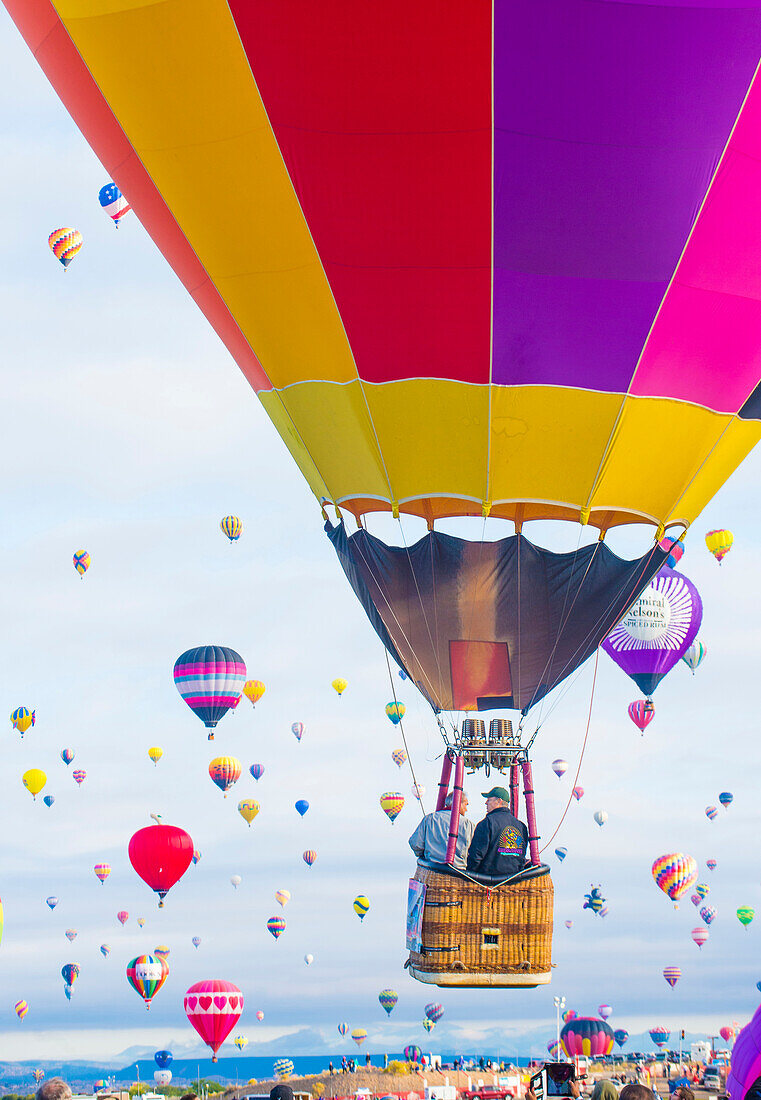 Ballons fliegen über Albuquerque, New Mexico, während der Albuquerque Balloon Fiesta. Es ist die größte Ballonveranstaltung der Welt.