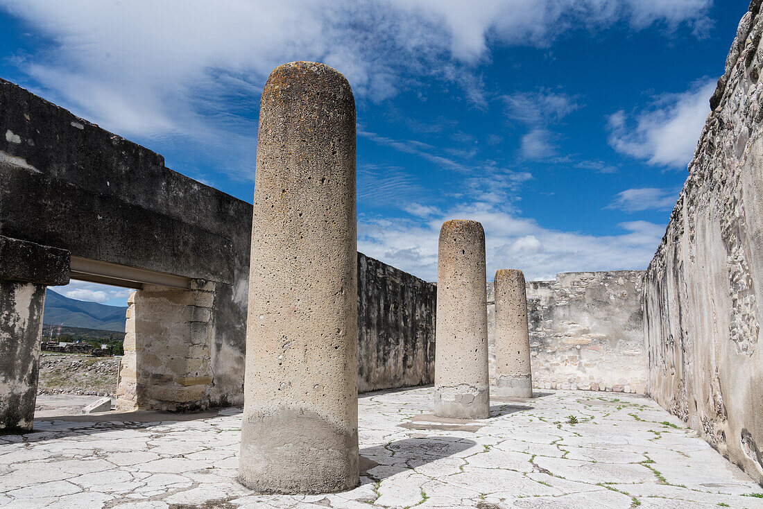 Steinsäulen im Säulensaal des Palastes, Gebäude 7, in den Ruinen der Zapotekenstadt Mitla in Oaxaca, Mexiko. Eine UNESCO-Welterbestätte.