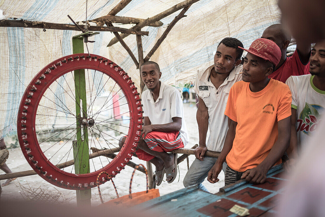 Glücksspiel in Ranomafana, ein üblicher Zeitvertreib an einem Sonntag, Zentrales Hochland von Madagaskar