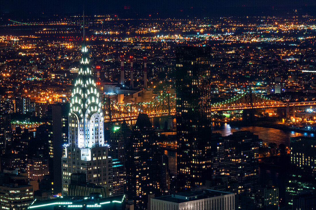 Luftaufnahme vom Empire State Building. Nachtansicht von Lower Midtown mit dem Chrysler Building in der Höhe, das andere beeindruckende Wolkenkratzer überragt.