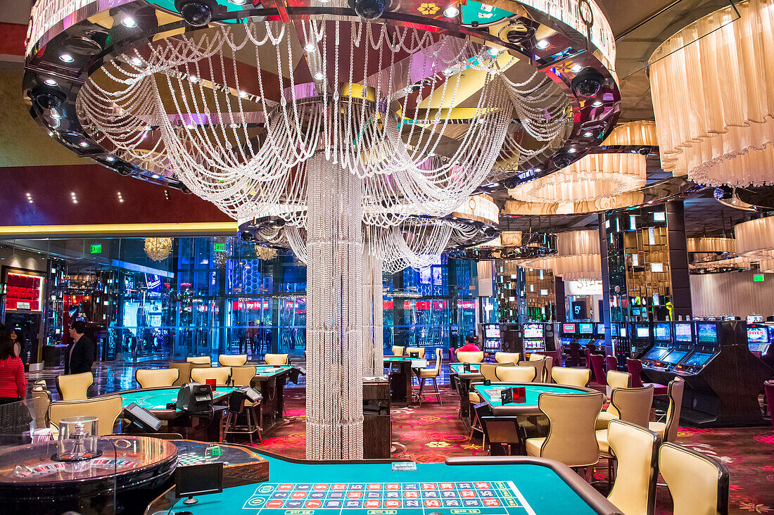 Innenraum eines Kasinos und Spielautomaten in Las Vegas.