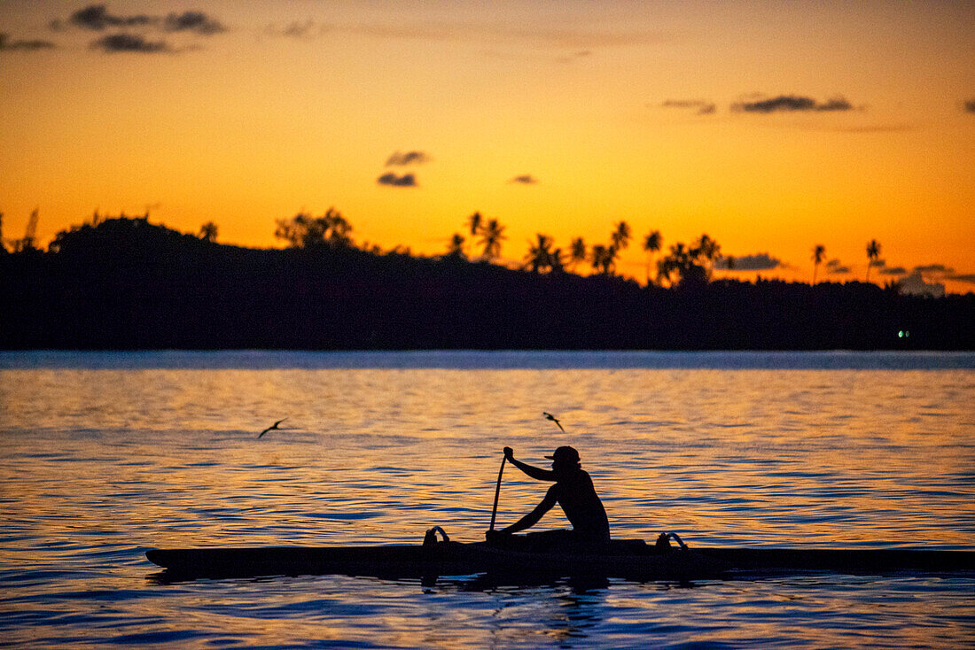 Rudern bei Sonnenuntergang in Tahiti, Französisch-Polynesien, Tahiti Nui, Gesellschaftsinseln, Französisch-Polynesien, Südpazifik.