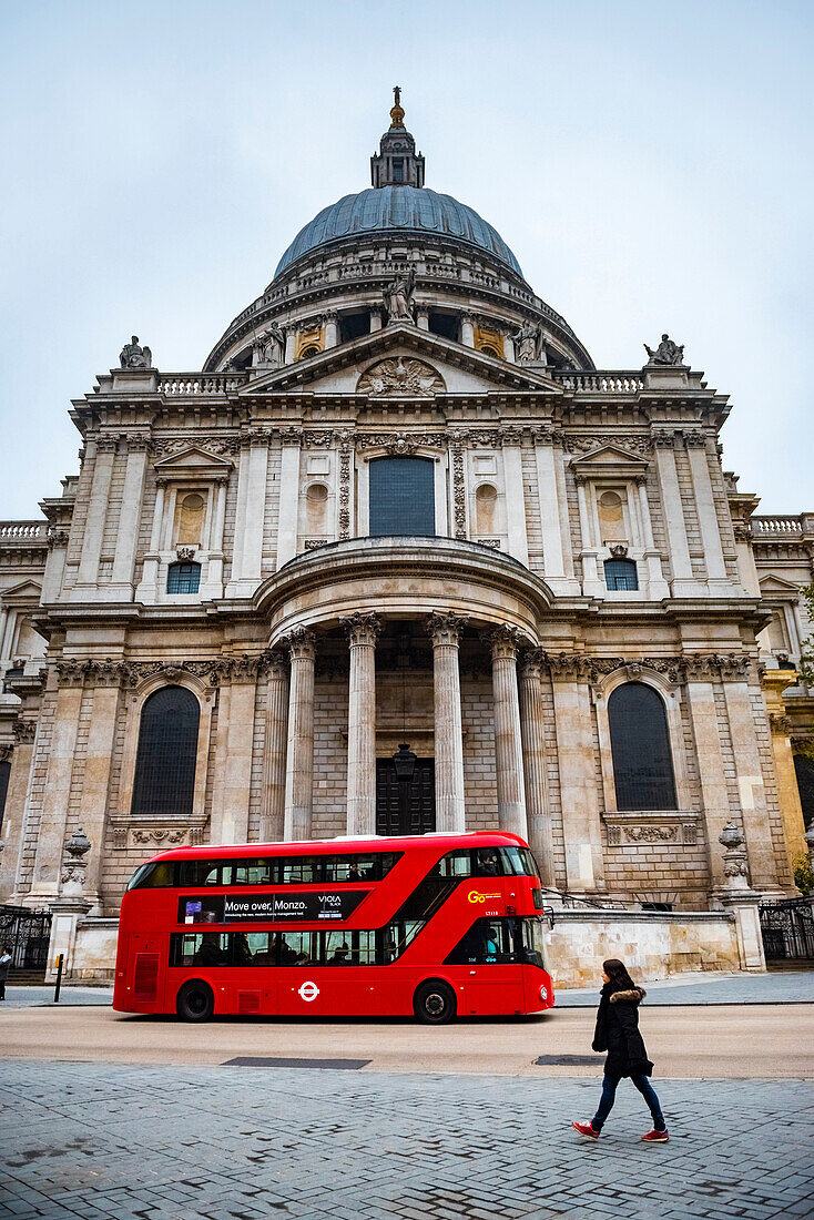 Roter Londoner Bus vor der St. Pauls Cathedral, City of London, London, England