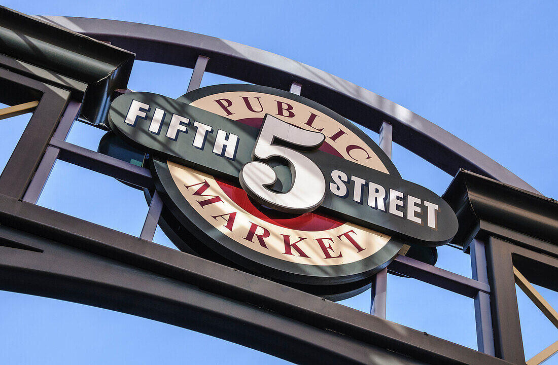 Schild des öffentlichen Marktes in der Fifth Street, Innenstadt von Eugene, Oregon.