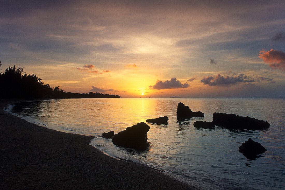 Sonnenuntergang am Pau Pau Beach, San Roque, Saipan.