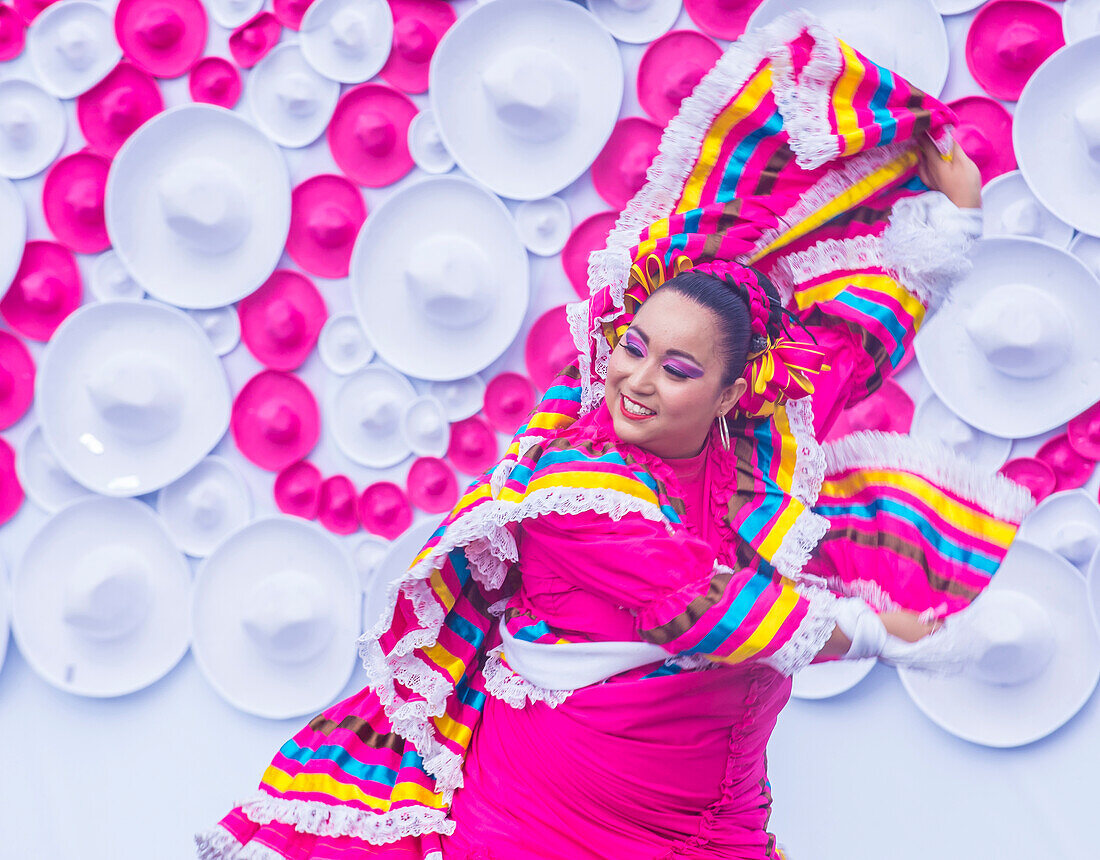 Tänzerin nimmt am 23. Internationalen Mariachi & Charros Festival in Guadalajara Mexiko teil