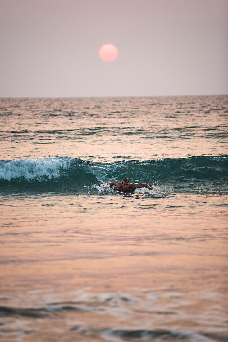 Surfen bei Sonnenuntergang am Paradise Beach (Sar Sar Aw Beach), Halbinsel Dawei, Region Tanintharyi, Myanmar (Birma)