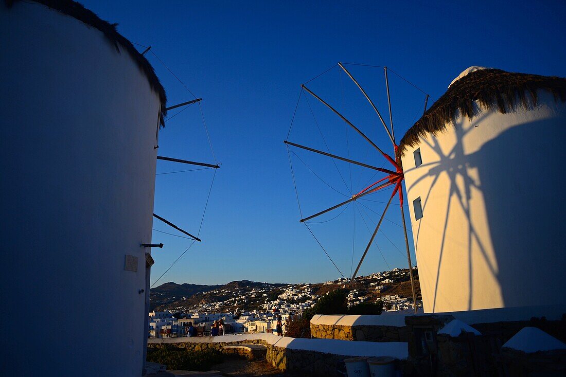 Traditionelle Windmühlen (Kato Milli) bei Sonnenuntergang in Mykonos-Stadt, Griechenland