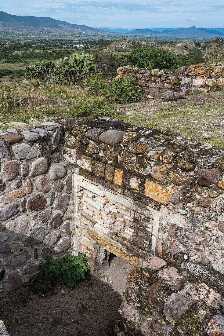 Eines der beiden Gräber südlich von Patio 1 in den Ruinen der zapotekischen Stadt Yagul. Beachten Sie die steinerne Laubsägearbeit über dem Eingang des Grabes. Yagul, Oaxaca, Mexiko.