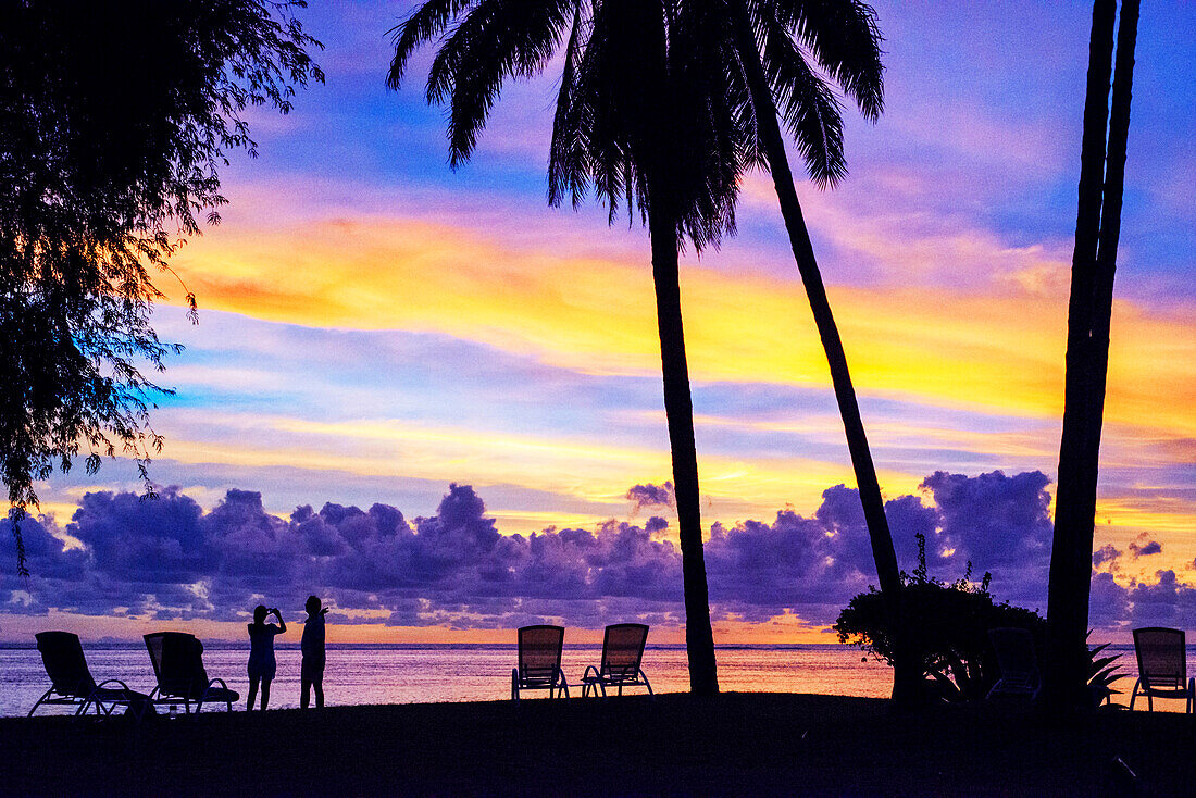 Sonnenuntergang im Hotel Le Meridien auf der Insel Tahiti, Französisch-Polynesien, Tahiti Nui, Gesellschaftsinseln, Französisch-Polynesien, Südpazifik.