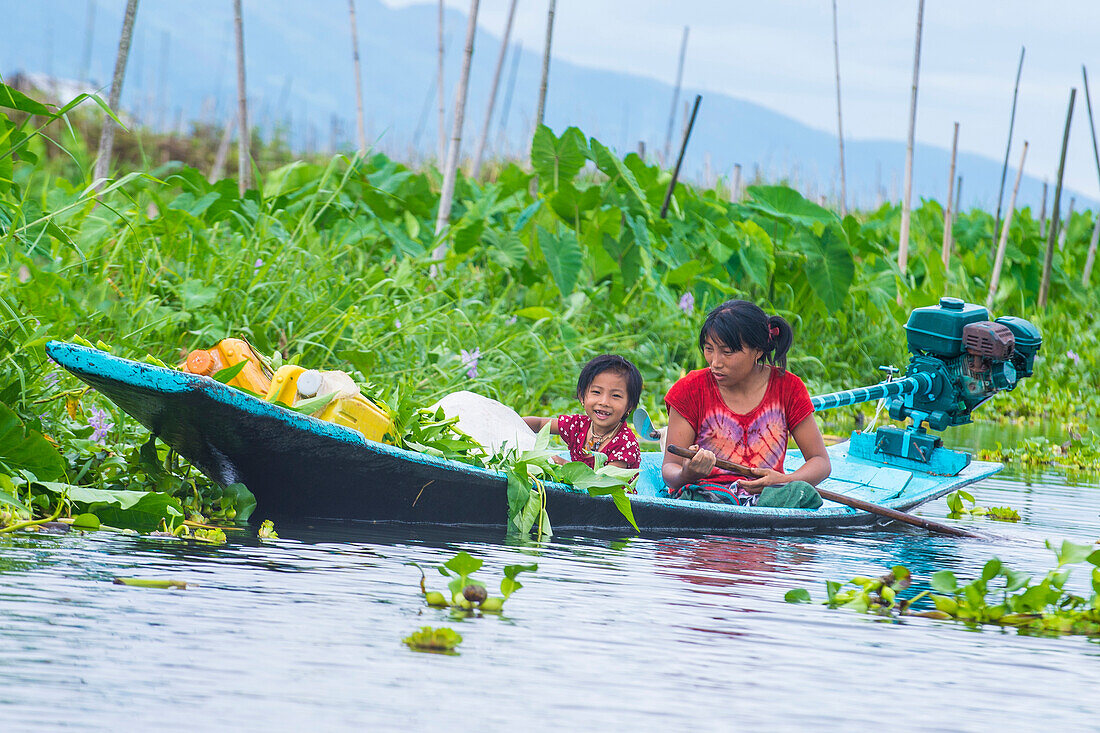 Intha-Frau auf ihrem Boot im Inle-See Myanmar am 07. September 2017 , der Inle-See ist ein Süßwassersee im Shan-Staat