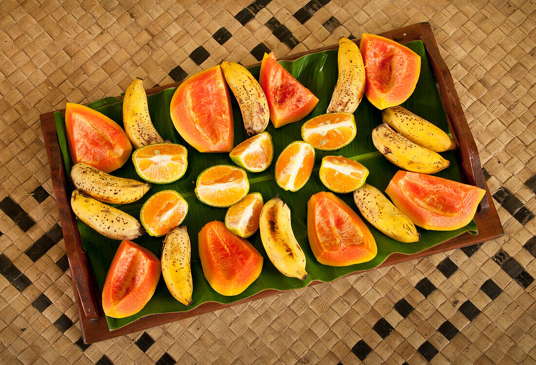 Bananen, Papaya und Orangen auf der Obstschale in Bulou's Eco Lodge, Navala Village, Viti Levu Island, Fidschi.