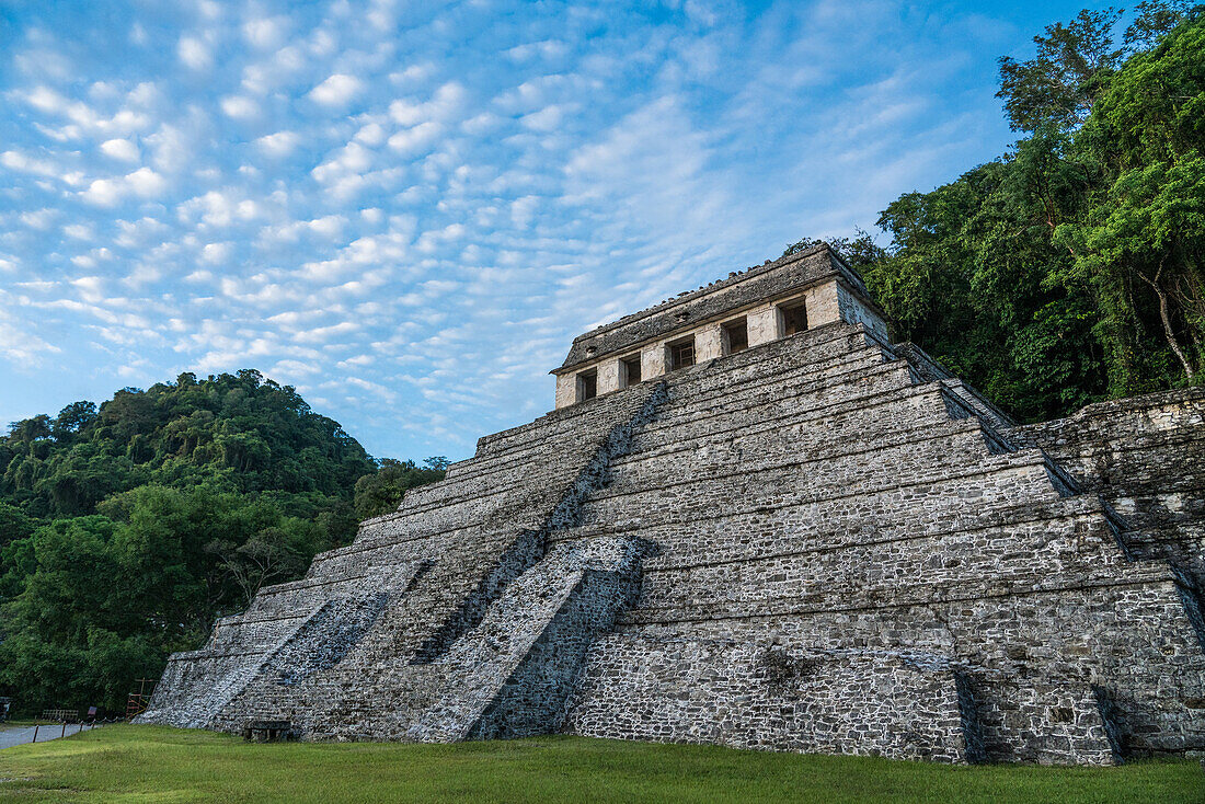 Der Tempel der Inschriften bei Sonnenaufgang in den Ruinen der Maya-Stadt Palenque, Palenque National Park, Chiapas, Mexiko. Eine UNESCO-Welterbestätte.