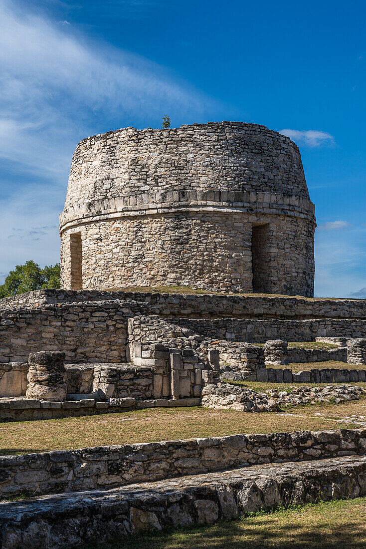 Der Rundtempel oder das Observatorium in den Ruinen der postklassischen Maya-Stadt Mayapan, Yucatan, Mexiko. Als der Entdecker Frederick Catherwood ihn 1843 erstmals malte, war er größer, wurde aber 1869 von einem Blitz getroffen.