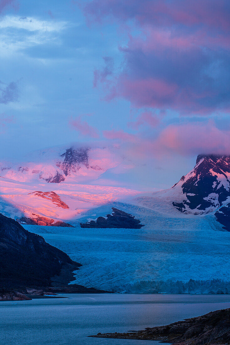 Ein pastellfarbener Sonnenaufgang über dem Perito-Moreno-Gletscher im Los-Glaciares-Nationalpark bei El Calafate, Argentinien. Eine UNESCO-Welterbestätte in der Region Patagonien in Südamerika.