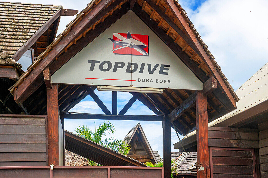 Topdive-Tauchbasis im Hafen von Bora Bora Vaitape, Gesellschaftsinseln, Französisch-Polynesien, Südpazifik.
