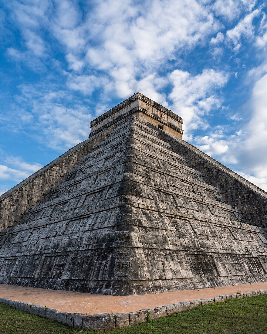 El Castillo oder der Tempel von Kukulkan ist die größte Pyramide in den Ruinen der großen Maya-Stadt Chichen Itza, Yucatan, Mexiko. Die prähispanische Stadt Chichen-Itza gehört zum UNESCO-Weltkulturerbe.