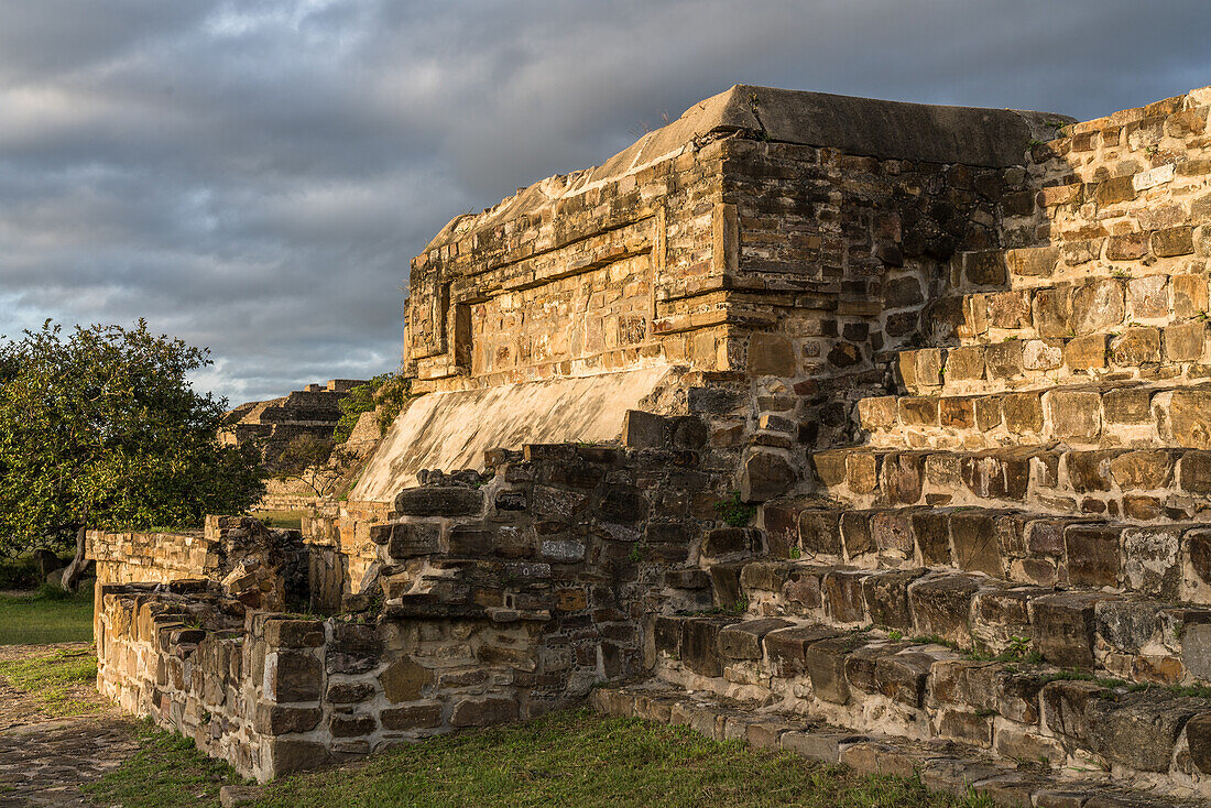 Detail von Gebäude N der Pyramiden der Gruppe IV in den präkolumbianischen zapotekischen Ruinen von Monte Alban in Oaxaca, Mexiko. Eine UNESCO-Welterbestätte.