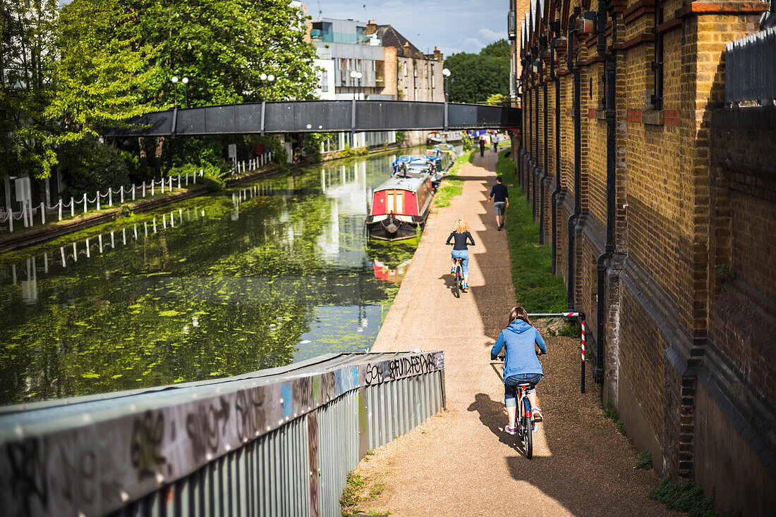 Radfahren am Kanal in Ladbroke Grove im Royal Borough of Kensington and Chelsea, London, England, Vereinigtes Königreich