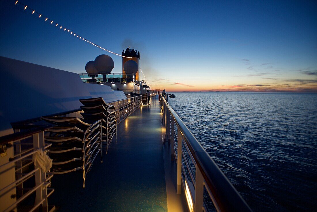 Kreuzfahrtschiff bei Sonnenuntergang im Mittelmeer