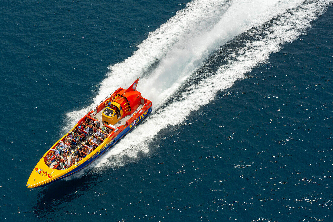 Bootsfahrt auf den Fidschi-Inseln. Excitor ist das schnellste Boot seiner Größe und Art auf den Fidschi-Inseln und sollte bei einem Besuch auf den Fidschi-Inseln auf keinen Fall verpasst werden! Es bietet einzigartige Hochgeschwindigkeitstouren und Transfers rund um Port Denarau und die Mamanuca-Inseln an.