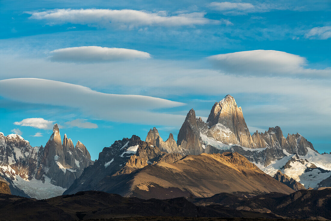 Gesprenkeltes Licht und Schatten auf dem Berg Fitz Roy und dem Cerro Torre im Nationalpark Los Glaciares bei El Chalten, Argentinien. Eine UNESCO-Welterbestätte in der Region Patagonien in Südamerika.