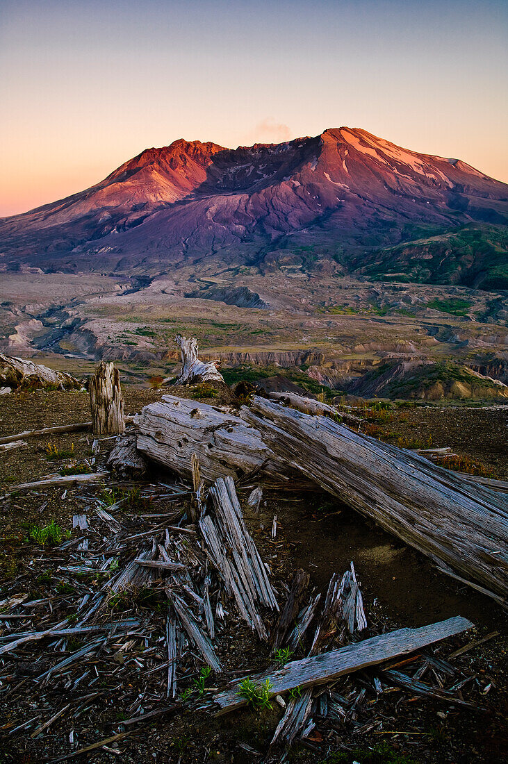 Mount Saint Helens bei Sonnenuntergang vom Loowit Trail und Aussichtspunkt auf Johnston Ridge; Mount St. Helens National Volcanic Monument, Washington.