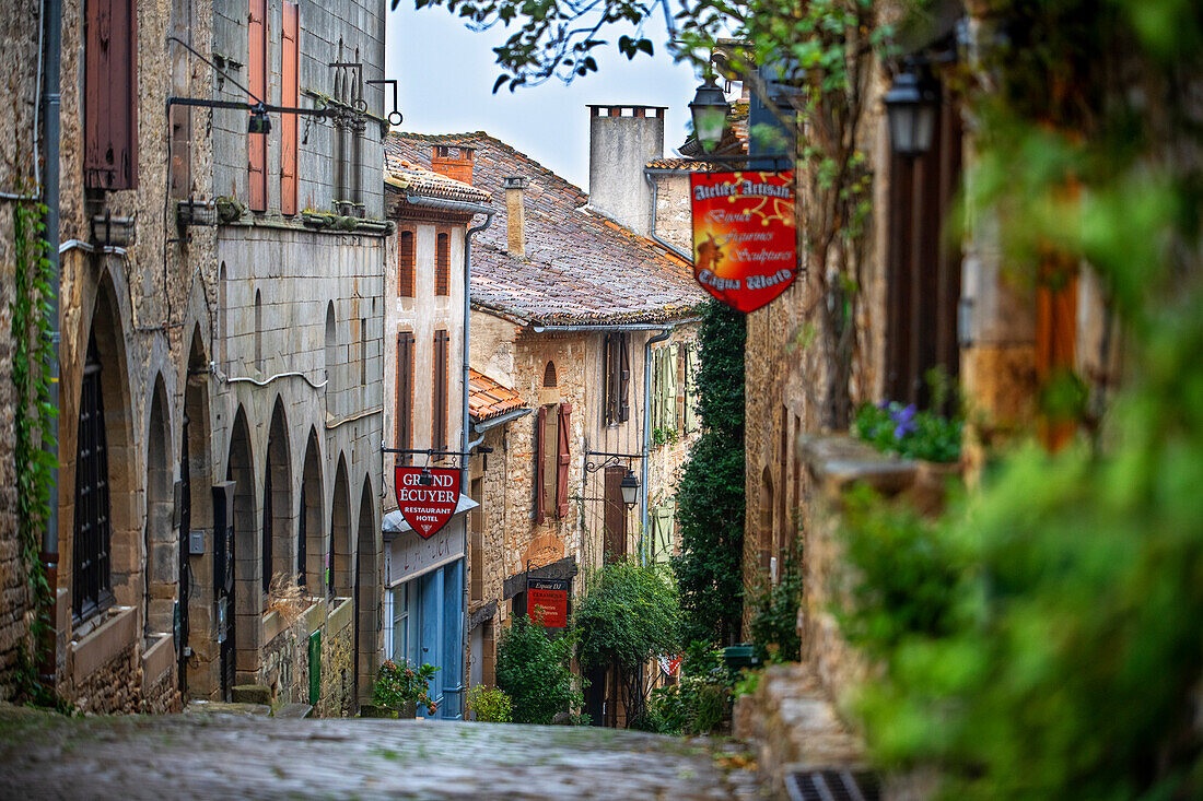 Das mittelalterliche Städtchen Cordes sur Ciel, das den Titel "Die schönsten Dörfer Frankreichs" trägt, Tarn, Occitanie, Frankreich
