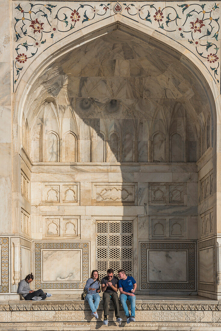 Touristen im Taj Mahal-Komplex, Agra, Uttar Pradesh, Indien