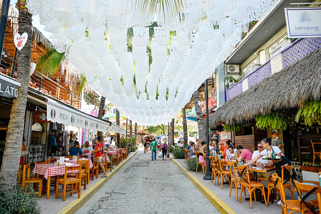Restaurants am Straßenrand in Sayulita, Riviera Nayarit, Mexiko.