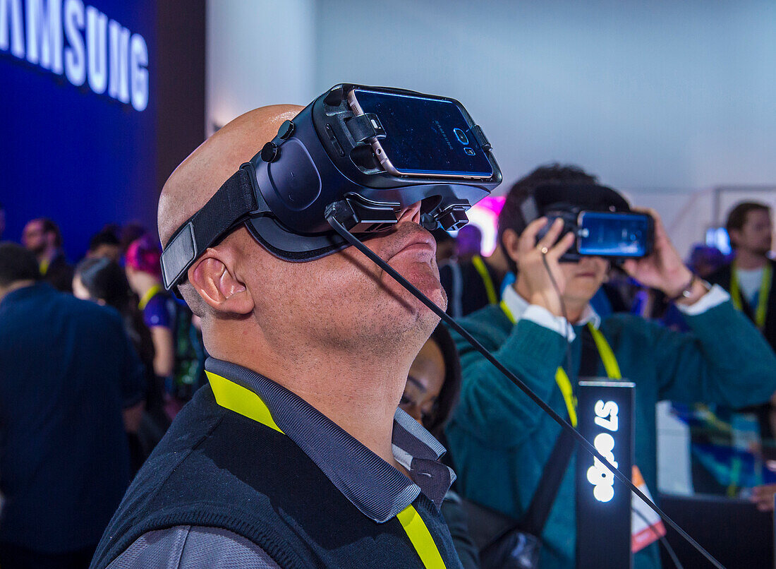 Virtual-Reality-Demonstration am Samsung-Stand auf der CES in Las Vegas, der weltweit führenden Messe für Unterhaltungselektronik.