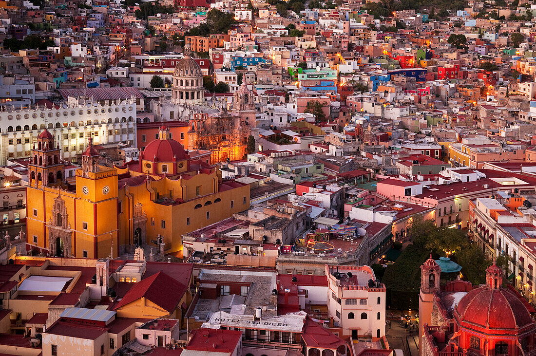Das historische Stadtzentrum oder die Zona Centro von Guanajuato, Mexiko, vom El Pipila Monument aus gesehen bei Sonnenuntergang.