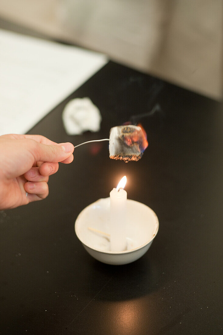 Verbrennung eines Marshmallows im naturwissenschaftlichen Unterricht