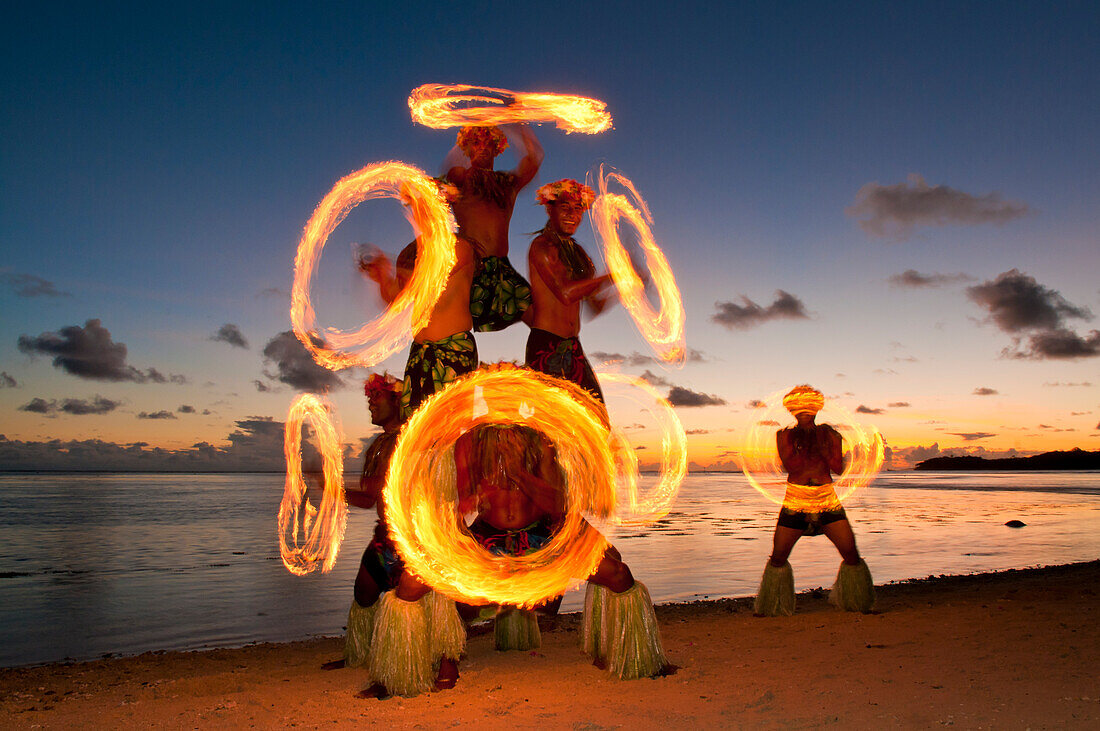 Feuertanzvorführung im Shangri-La Resort, Coral Coast, Insel Viti Levu, Fidschi.