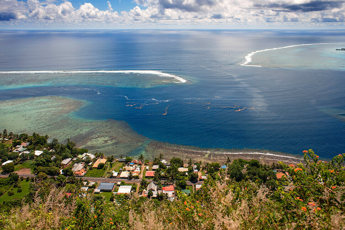 Typische Häuser, Straße und Riff sehen, Insel Moorea (Luftaufnahme), Inseln über dem Winde, Gesellschaftsinseln, Französisch-Polynesien, Pazifischer Ozean.