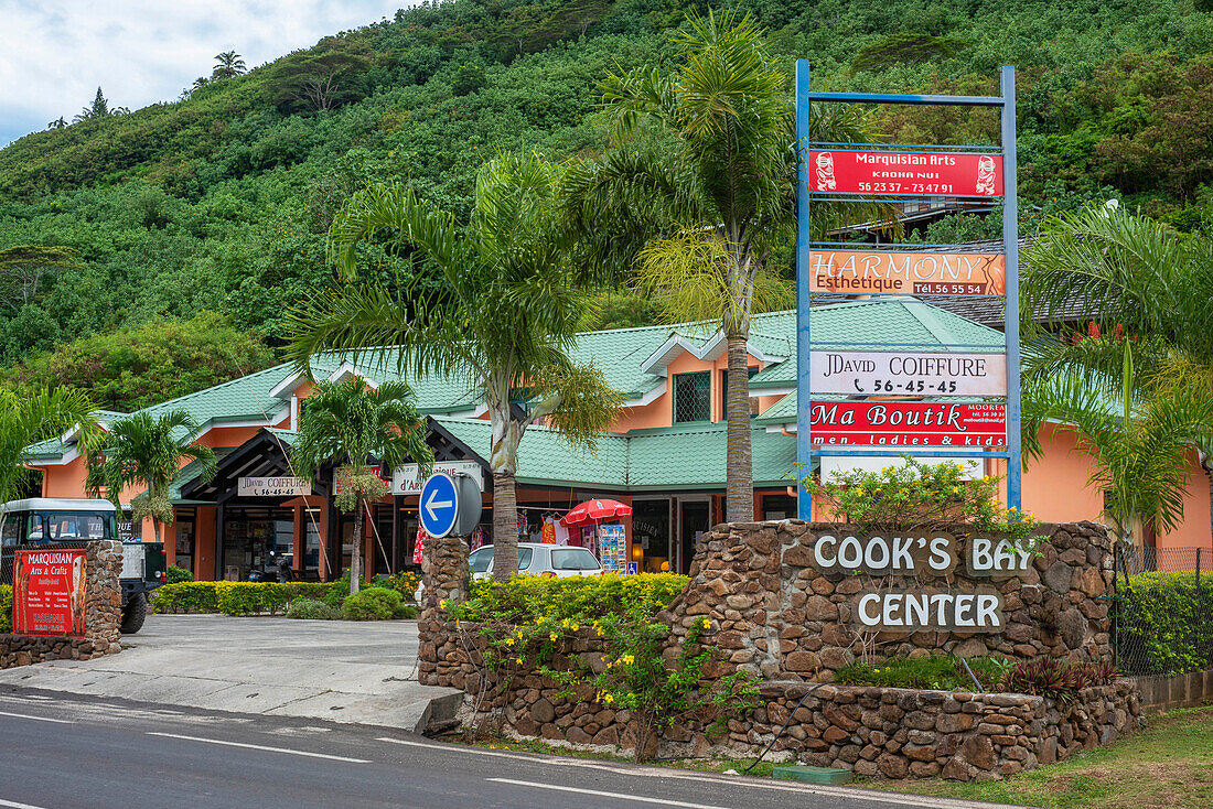 Einkaufszentrum in Moorea, Französisch-Polynesien, Gesellschaftsinseln, Südpazifik. Cook's Bay.