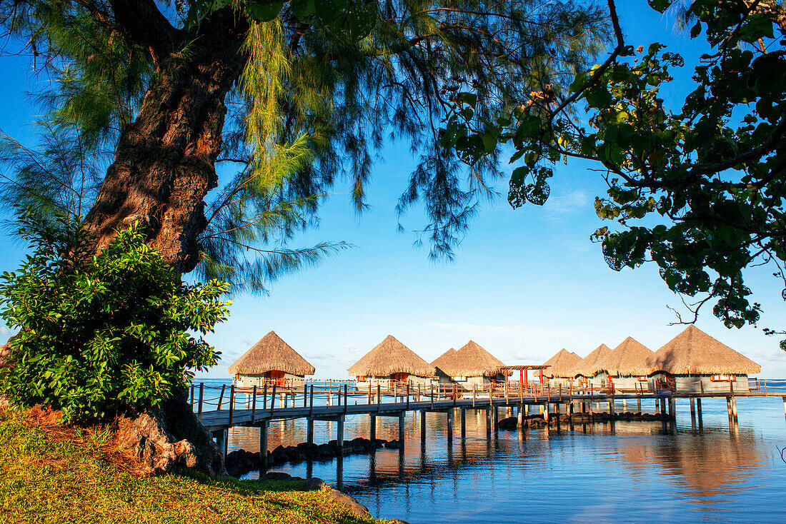 Sonnenuntergang im Le Meridien Hotel auf der Insel Tahiti, Französisch-Polynesien, Tahiti Nui, Gesellschaftsinseln, Französisch-Polynesien, Südpazifik.