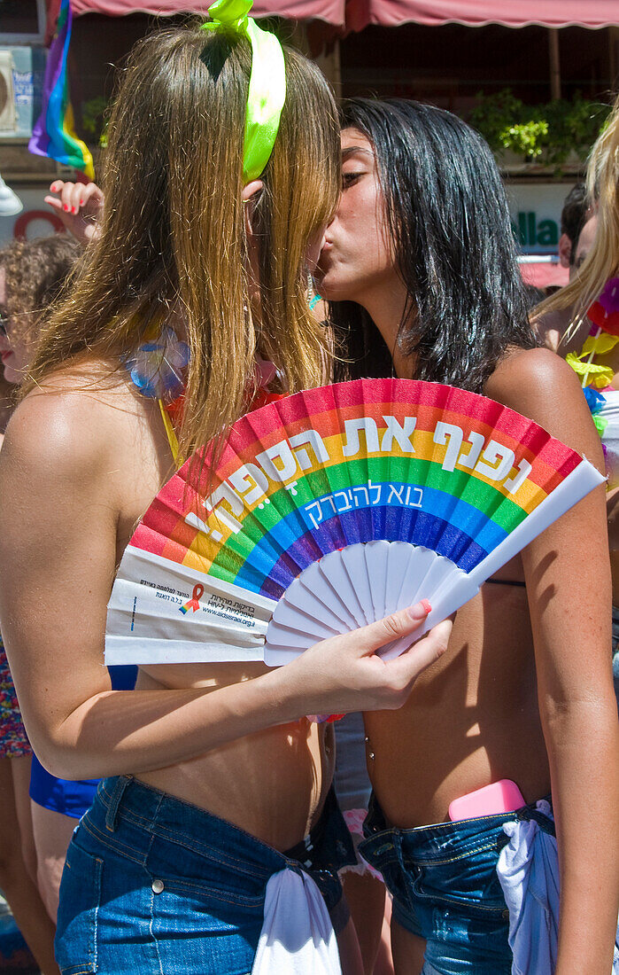 Teilnehmer an der jährlichen Gay Pride Parade in Tel Aviv